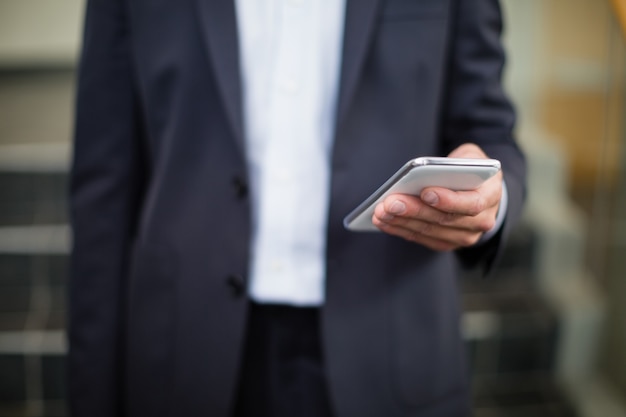 Hombre de negocios, utilizar, teléfono móvil