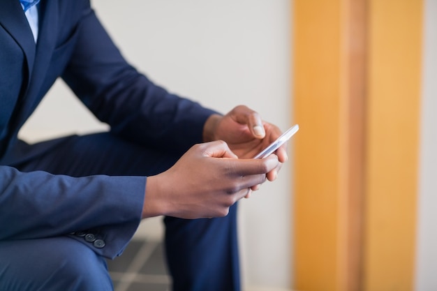 Hombre de negocios, utilizar, teléfono móvil