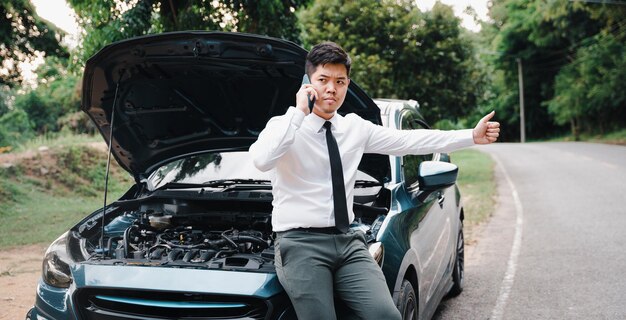 Un hombre de negocios varado pidiendo ayuda después de una avería del coche. Una foto sincera de un hombre con camisa blanca esperando ayuda en el concepto de transporte y seguros en la carretera.