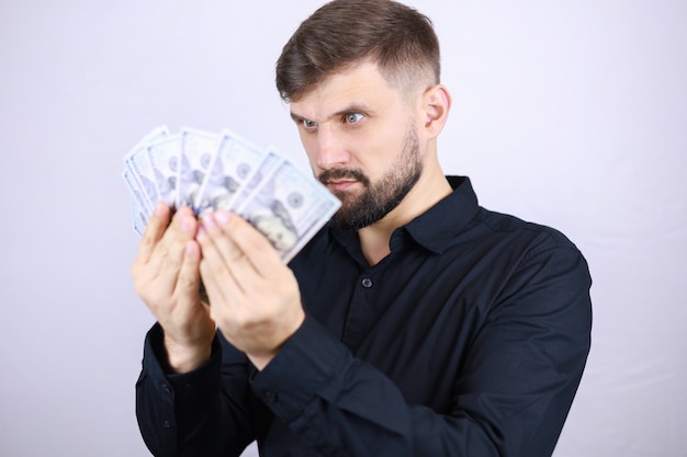 Hombre de negocios con un ventilador de dinero en sus manos