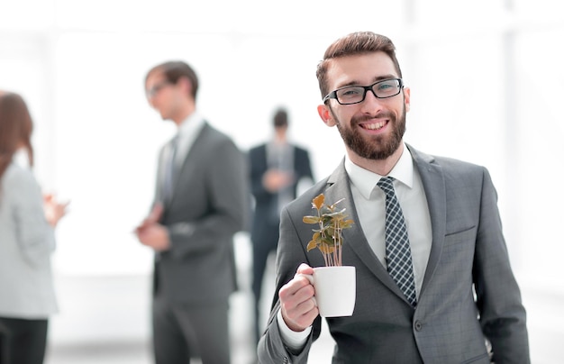 Foto hombre de negocios, con, verde, joven, escape, en, fondo borroso