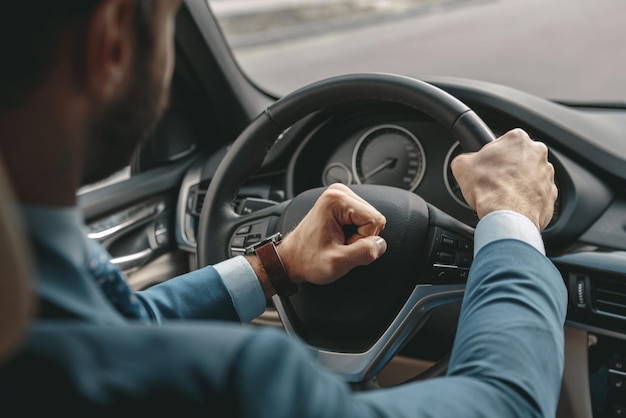 El hombre de negocios viaja en coche moderno