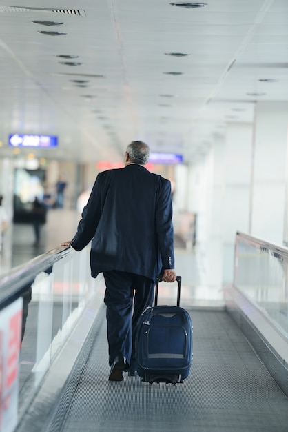 Hombre de negocios viajando