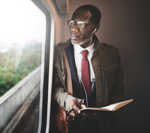 Hombre de negocios viaje pasajero concepto de ascendencia africana