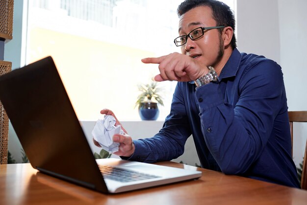 Foto hombre de negocios videocalling compañero de trabajo