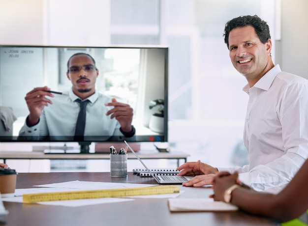 Hombre de negocios en videoconferencia virtual en el trabajo planificando una estrategia global con el equipo en una reunión y trabajando en una empresa de inicio de seminario web internacional Retrato de trabajador con una sonrisa en el taller