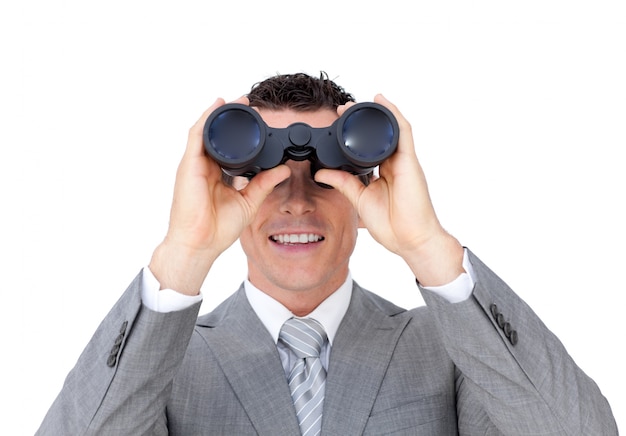 Hombre de negocios visionario mirando hacia el futuro a través de binoculares