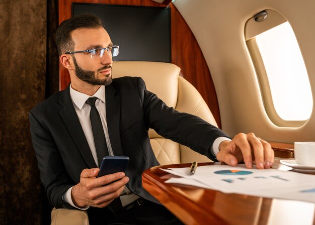 Foto hombre de negocios volando en jet privado