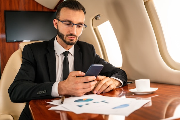 Hombre de negocios volando en jet privado
