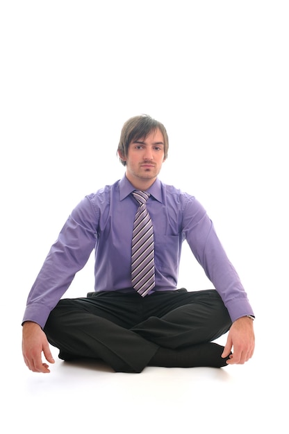 un hombre de negocios yong yoga relajante sentarse en posición de loto