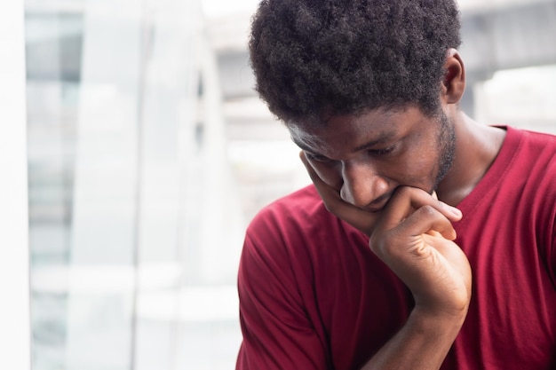 Hombre negro africano estresado pensando en la planificación del retrato de un hombre afro serio pensando con estrés en el concepto de idea para encontrar una futura recesión del plan de trabajo o un problema de dinero en el entorno urbano