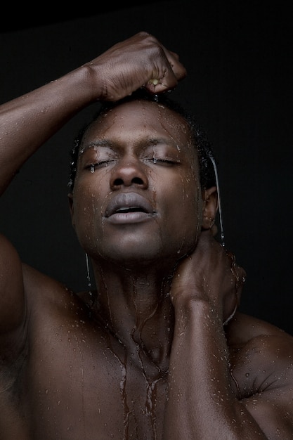 Hombre negro con agua en la cara