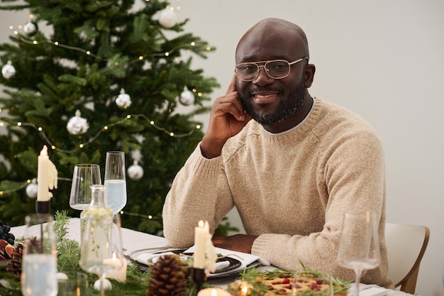 Un hombre negro alegre listo para celebrar la Navidad