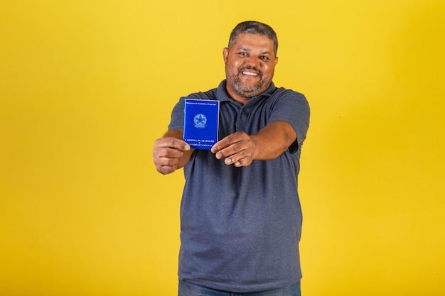 Foto hombre negro brasileño adulto con tarjeta de trabajo y mercado laboral de jubilación de la seguridad social