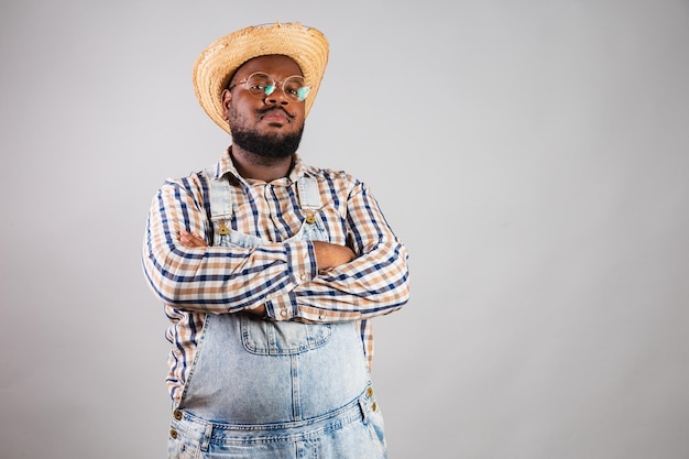 Hombre negro brasileño con ropa de campo de festa junina festa de sao joao arraia con los brazos cruzados