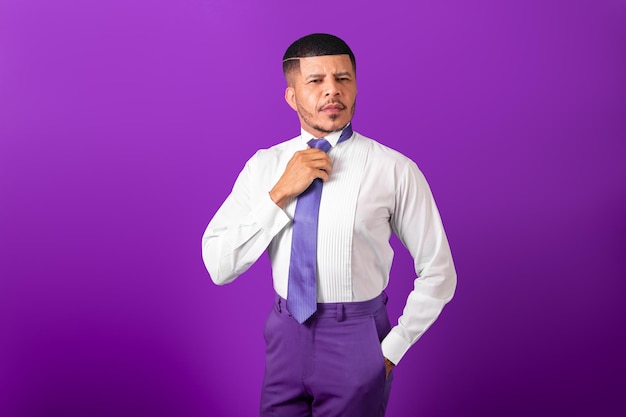 Hombre negro brasileño vestido con ropa de negocios y corbata violeta hombre de negocios morado