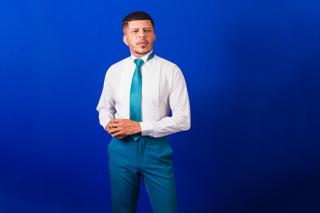 Hombre negro brasileño vestido con ropa de negocios y hombre de negocios con corbata azul Posando para una foto de medio cuerpo