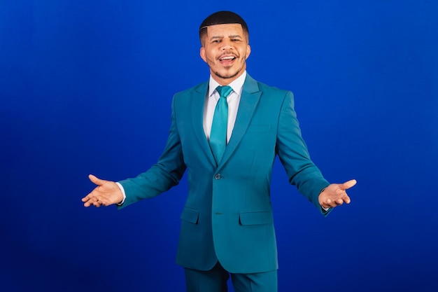Hombre negro brasileño vestido con traje y corbata azul hombre de negocios con los brazos abiertos bienvenido