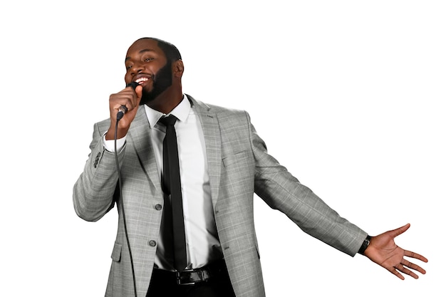 Hombre negro cantando