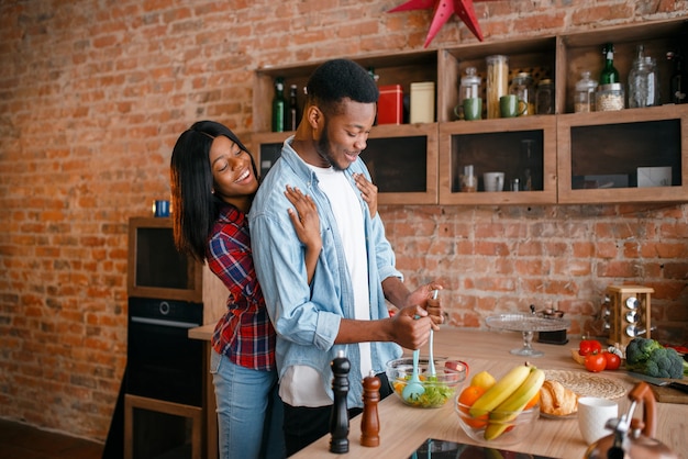 Hombre negro cocinando el desayuno en la cocina