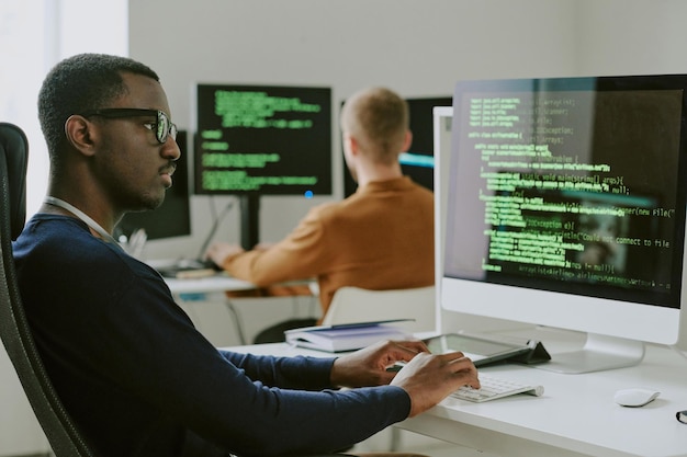 Hombre negro comprobando el sistema de ciberseguridad