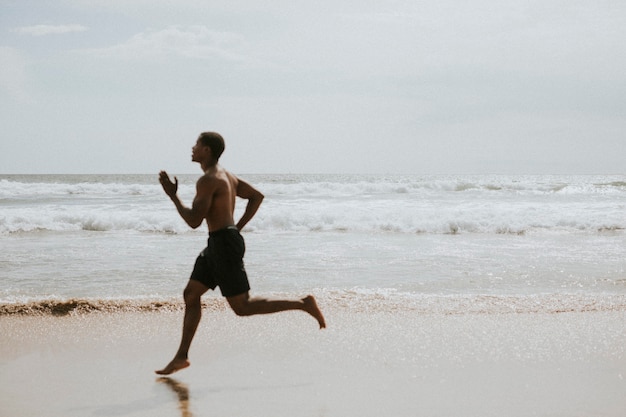 Hombre negro corriendo en la playa