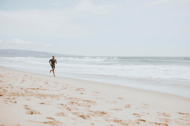 Hombre negro corriendo en la playa