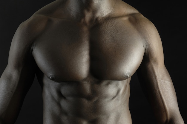 Un hombre negro con un cuerpo musculoso.