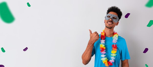 Foto hombre negro con disfraz de carnaval señalando aislado en blanco