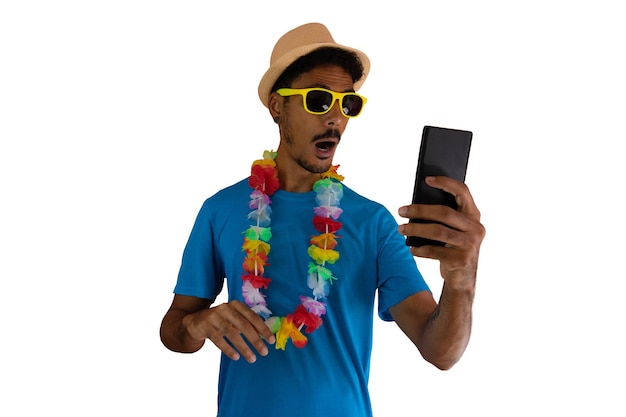 Hombre negro disfrazado para el carnaval de brasil con hombre africano blanco aislado móvil en varias poses y expresiones