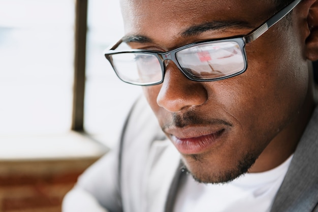 Hombre negro con gafas negras