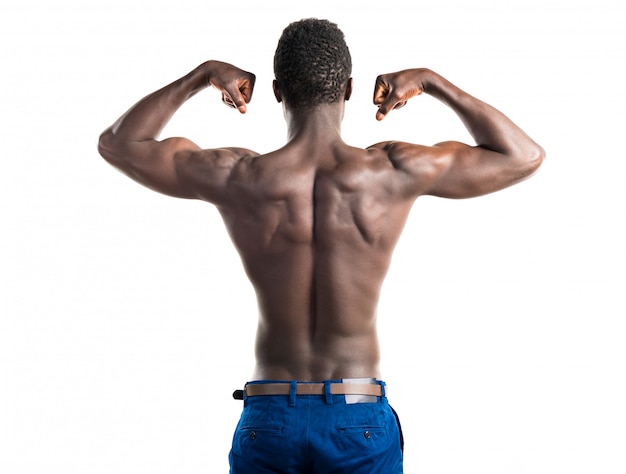 Hombre negro guapo con cuerpo atlético posando