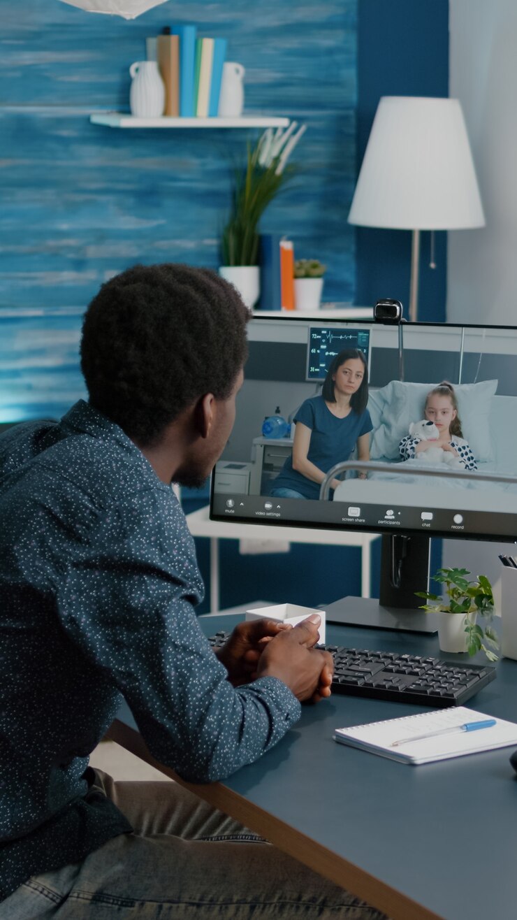 Foto hombre negro hablando con su familia que está en la sala del hospital