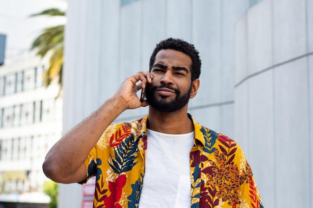 Hombre negro hablando por teléfono en la calle