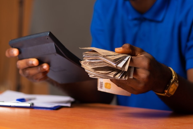 Hombre negro haciendo algunos cálculos financieros