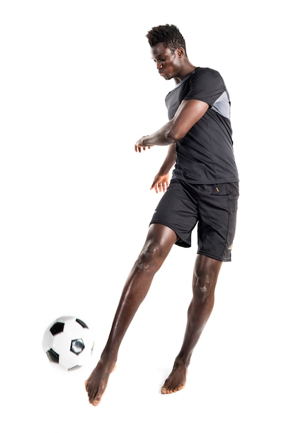 Foto hombre negro jugando al fútbol