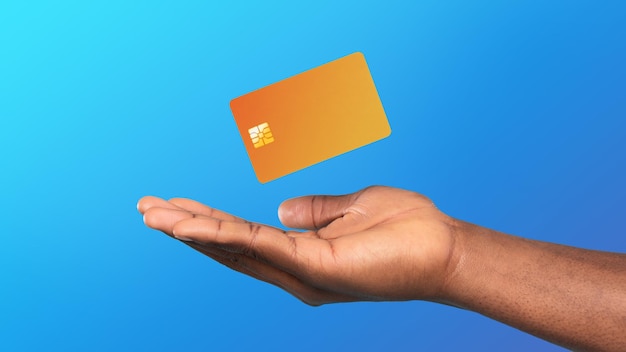 Hombre negro mano sosteniendo tarjeta de crédito sobre panorama de fondo azul