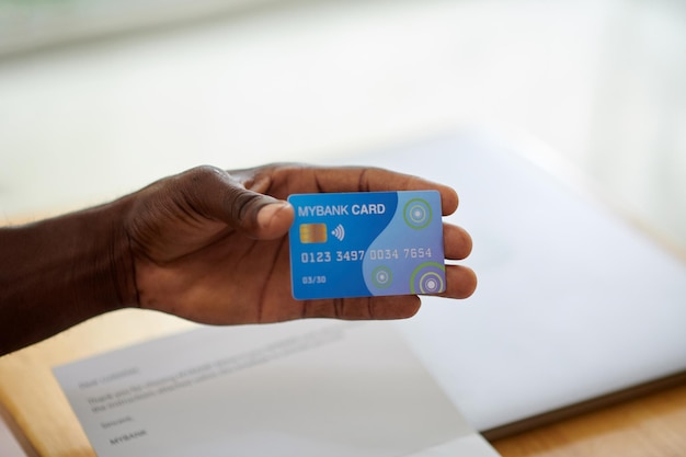 Hombre negro mostrando tarjeta de crédito