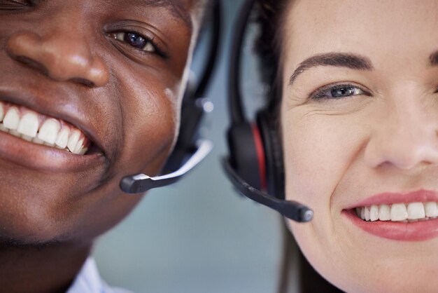 Hombre negro mujer y centro de llamadas en primer plano sonrisa y retrato para ayuda de trabajo en equipo y servicio al cliente Experto en crm se enfrenta al equipo de telemarketing o apoyo de consultoría con visión de diversidad y orgullo