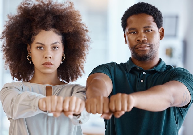 Foto hombre negro mujer y muestra el puño para apoyar la solidaridad con la protesta de ucrania y el cambio climático siendo serio los afroamericanos se unen y los negros para la colaboración y el símbolo de las mujeres de irán