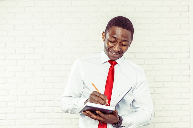 Hombre negro de negocios sosteniendo un libro