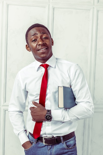 Hombre negro de negocios sosteniendo un libro