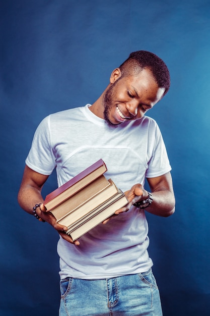 Hombre negro de negocios sosteniendo un libro