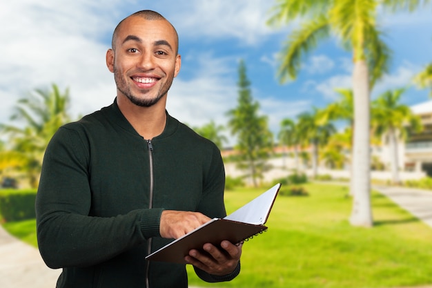 Hombre negro de negocios sosteniendo un libro