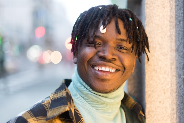 Hombre negro sonriendo a la cámara. De cerca.