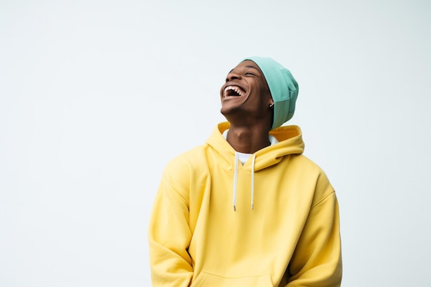 hombre negro sonriendo vistiendo camisa de manga larga amarilla sobre fondo blanco gente foto