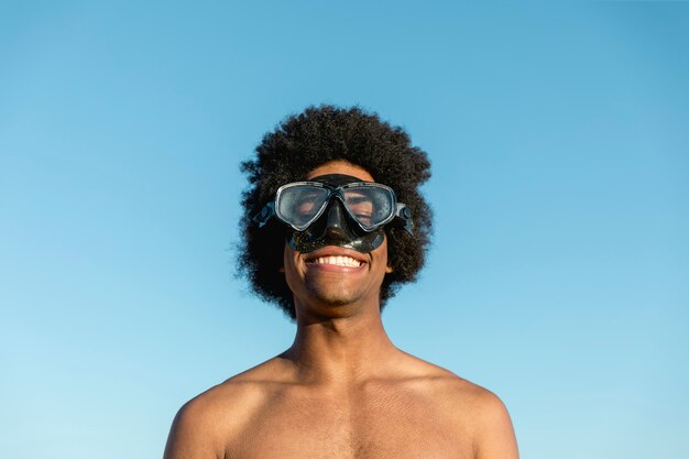 Hombre negro sonriente en máscara de buceo