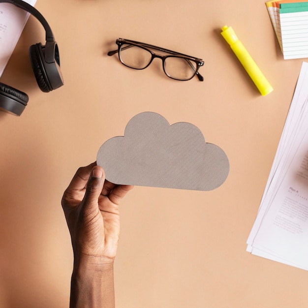 Hombre negro sosteniendo una nube de papel cortado