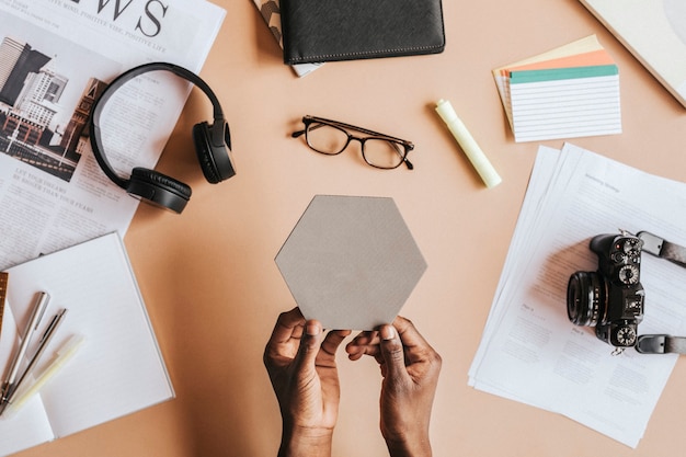 Hombre negro sosteniendo un papel cortado hexagonal