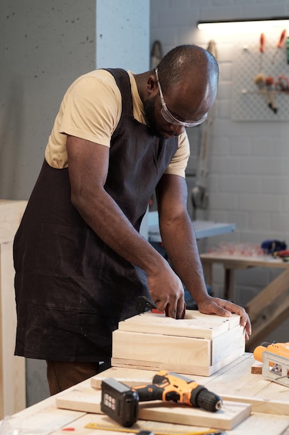 Hombre negro en taller de carpintería